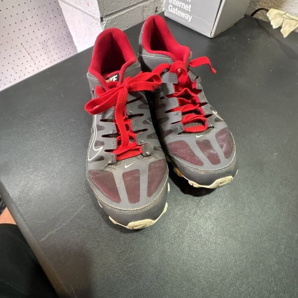 Nike Reax 8 TR Training Sneaker Mens 8 Gray Red Mesh Running Shoes Sneakers Sz 8